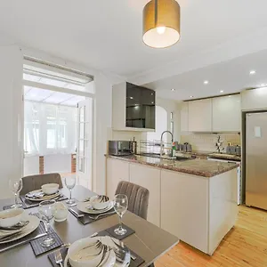  Holiday home Special Offers, Sleeps 5, Hanwell, London W7, Free Parking